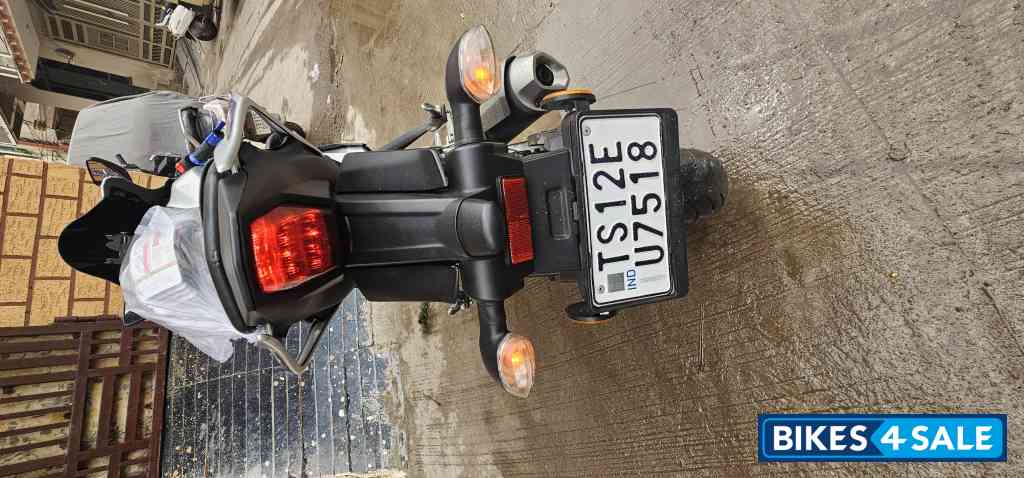 White Metallic Yamaha R15M