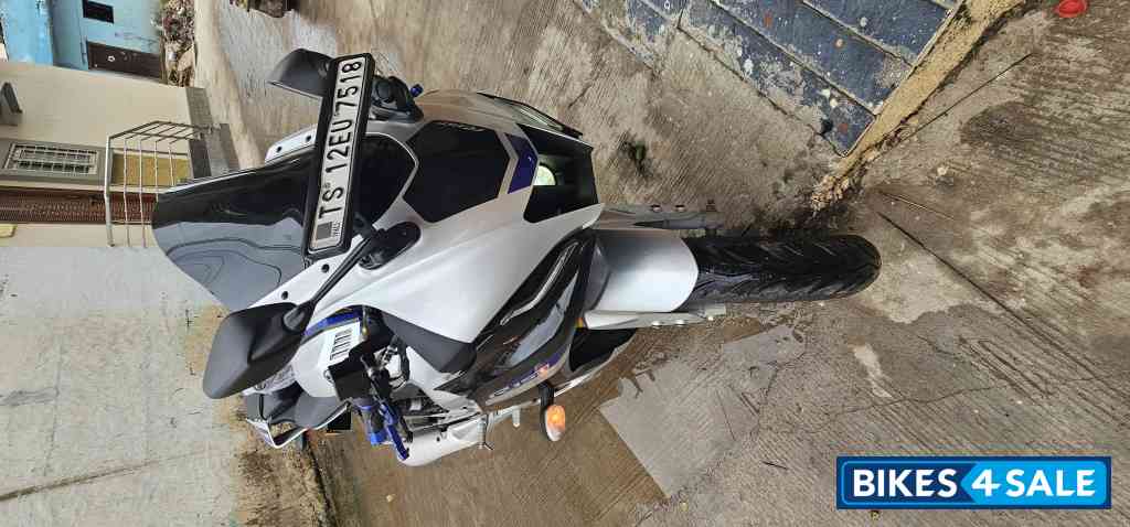 White Metallic Yamaha R15M