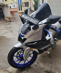 White Metallic Yamaha R15M