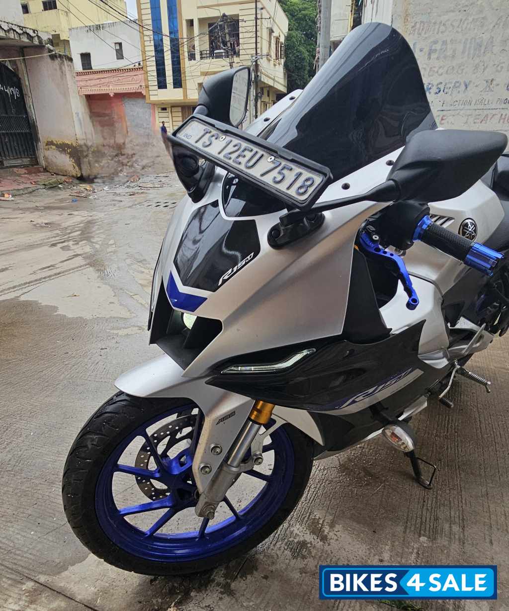 White Metallic Yamaha R15M