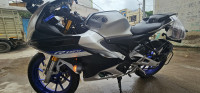 White Metallic Yamaha R15M