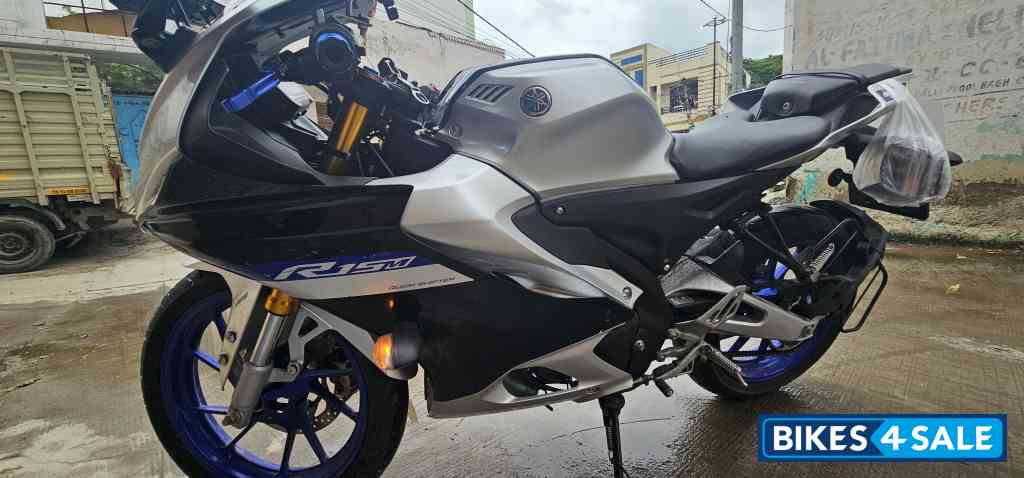 White Metallic Yamaha R15M