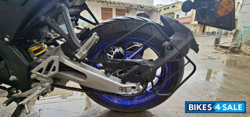 White Metallic Yamaha R15M