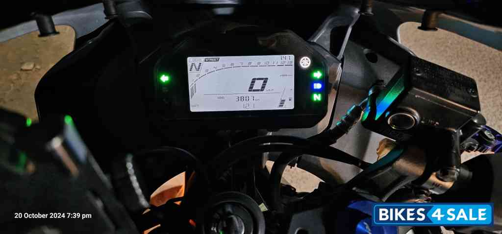 White Metallic Yamaha R15M