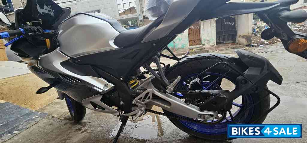 White Metallic Yamaha R15M