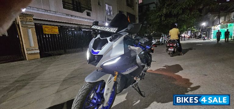 White Metallic Yamaha R15M