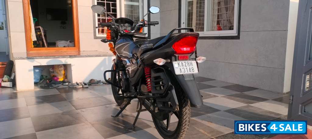Grey Honda Shine 125 Disc