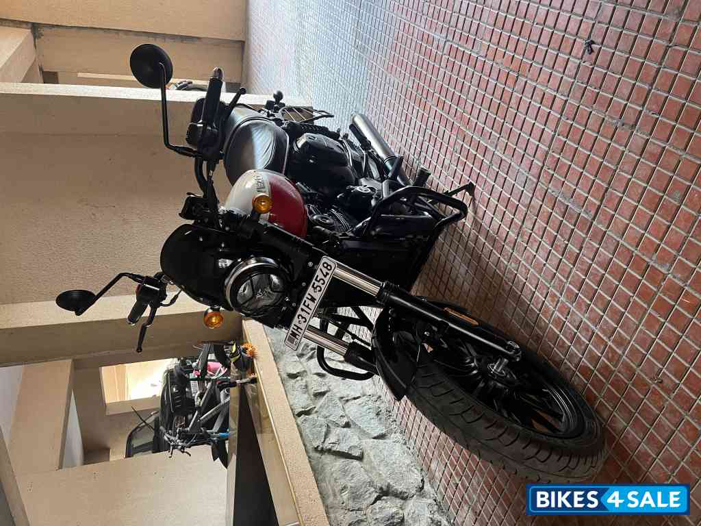 Crimson Dual Tone Yezdi Roadster Dual Tone