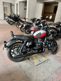 Crimson Dual Tone Yezdi Roadster Dual Tone