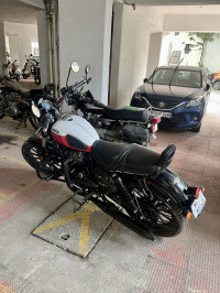 Crimson Dual Tone Yezdi Roadster Dual Tone