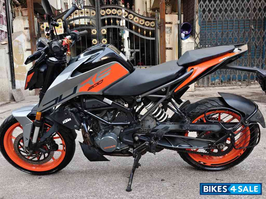 Metalic Grey KTM Duke 200