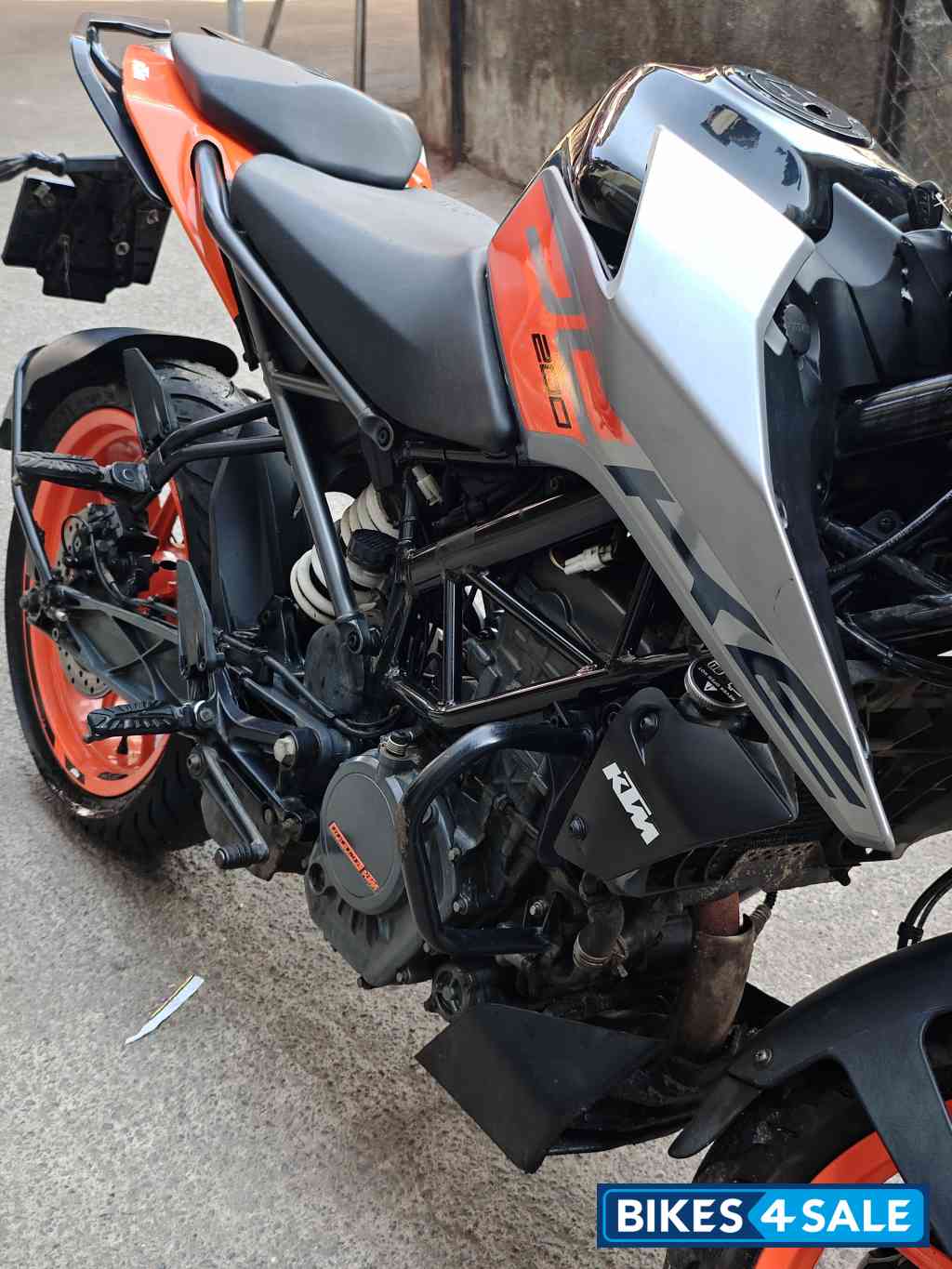 Metalic Grey KTM Duke 200