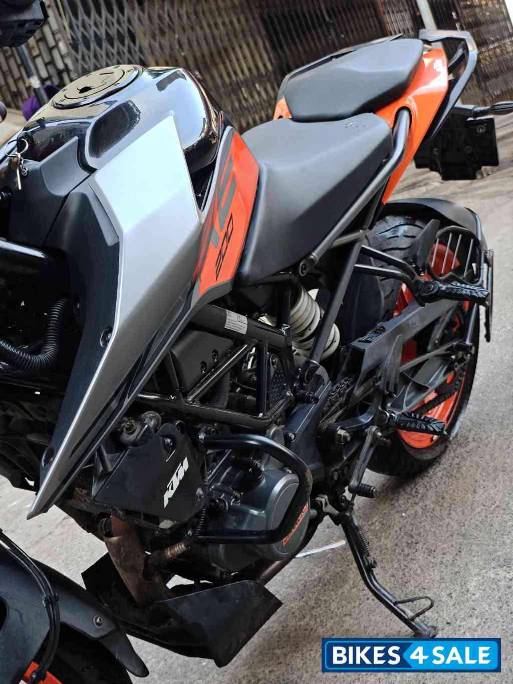 Metalic Grey KTM Duke 200