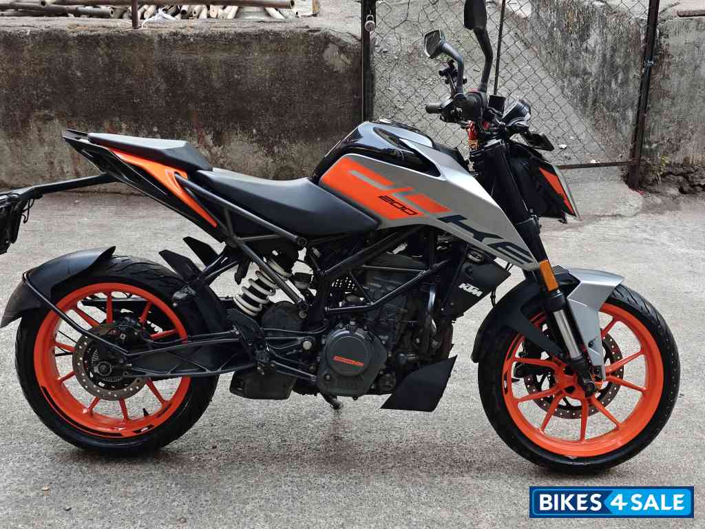 Metalic Grey KTM Duke 200