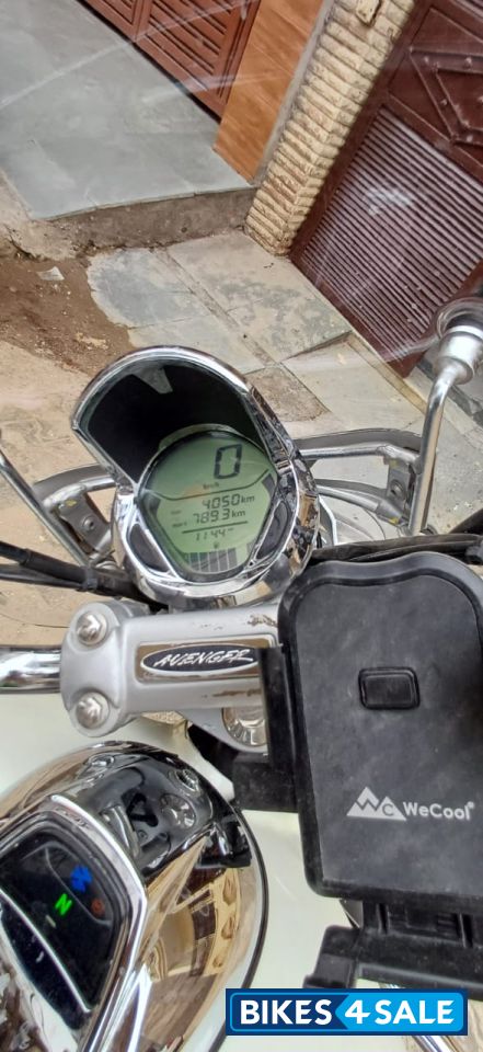 Moon White Bajaj Avenger Street 220 BS6