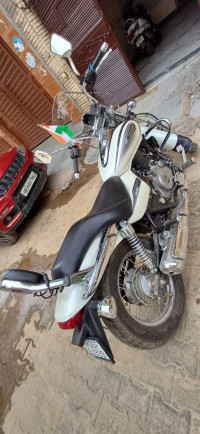 Moon White Bajaj Avenger Street 220 BS6