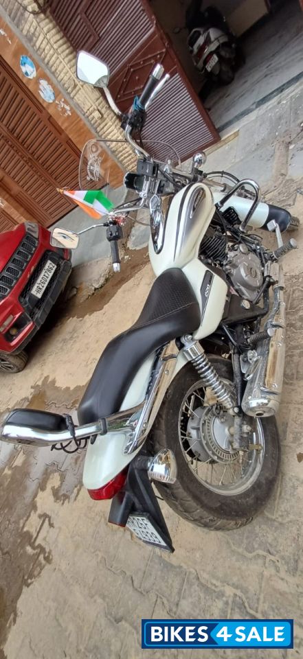 Moon White Bajaj Avenger Street 220 BS6 Moon White Bajaj Avenger Street 220 BS6