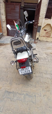 Moon White Bajaj Avenger Street 220 BS6