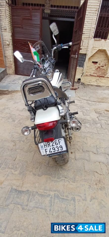 Moon White Bajaj Avenger Street 220 BS6 Moon White Bajaj Avenger Street 220 BS6
