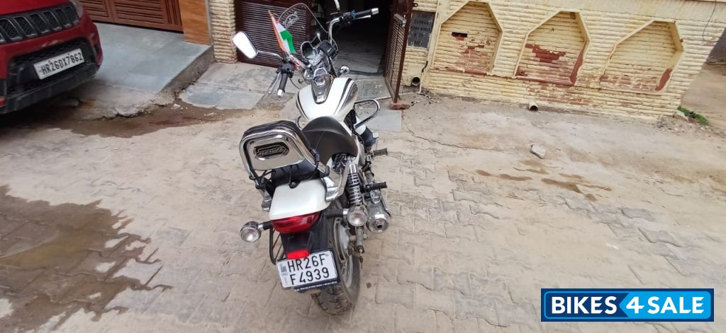 Moon White Bajaj Avenger Street 220 BS6 Moon White Bajaj Avenger Street 220 BS6