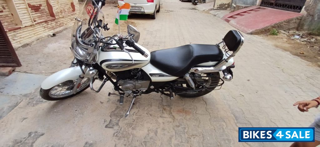 Moon White Bajaj Avenger Street 220 BS6 Moon White Bajaj Avenger Street 220 BS6