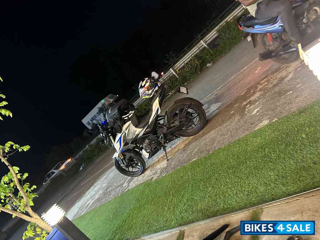 White Bajaj Pulsar N250