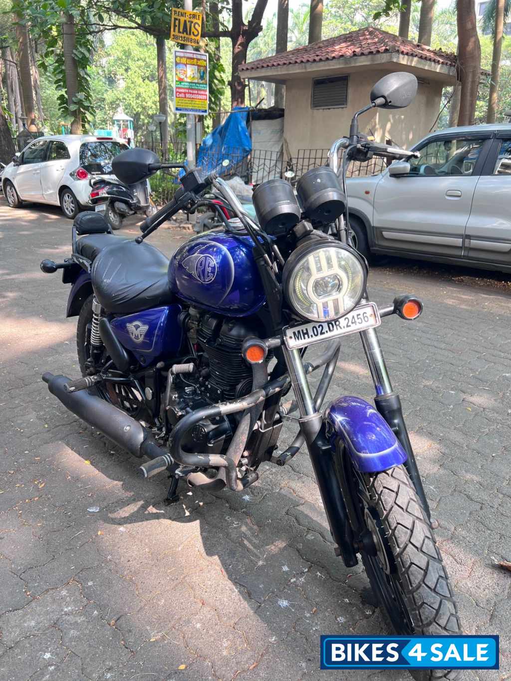 Blue Royal Enfield Thunderbird 350 Blue Royal Enfield Thunderbird 350