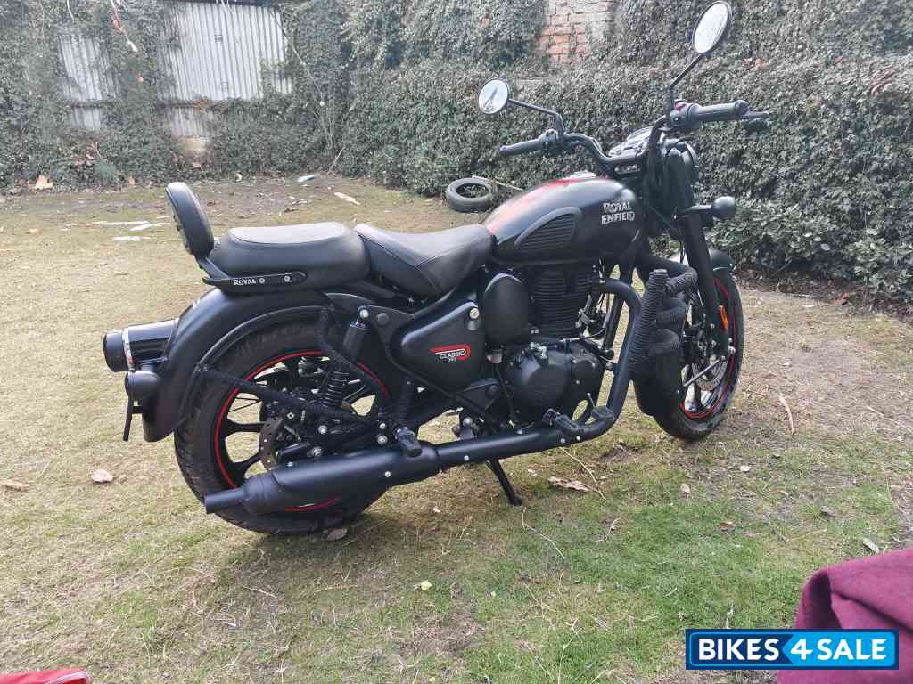 Stealth Black Royal Enfield Classic Stealth Black