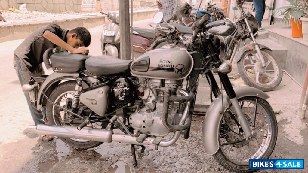 Grey Royal Enfield Classic Gunmetal Grey