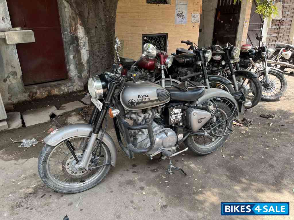Grey Royal Enfield Classic Gunmetal Grey