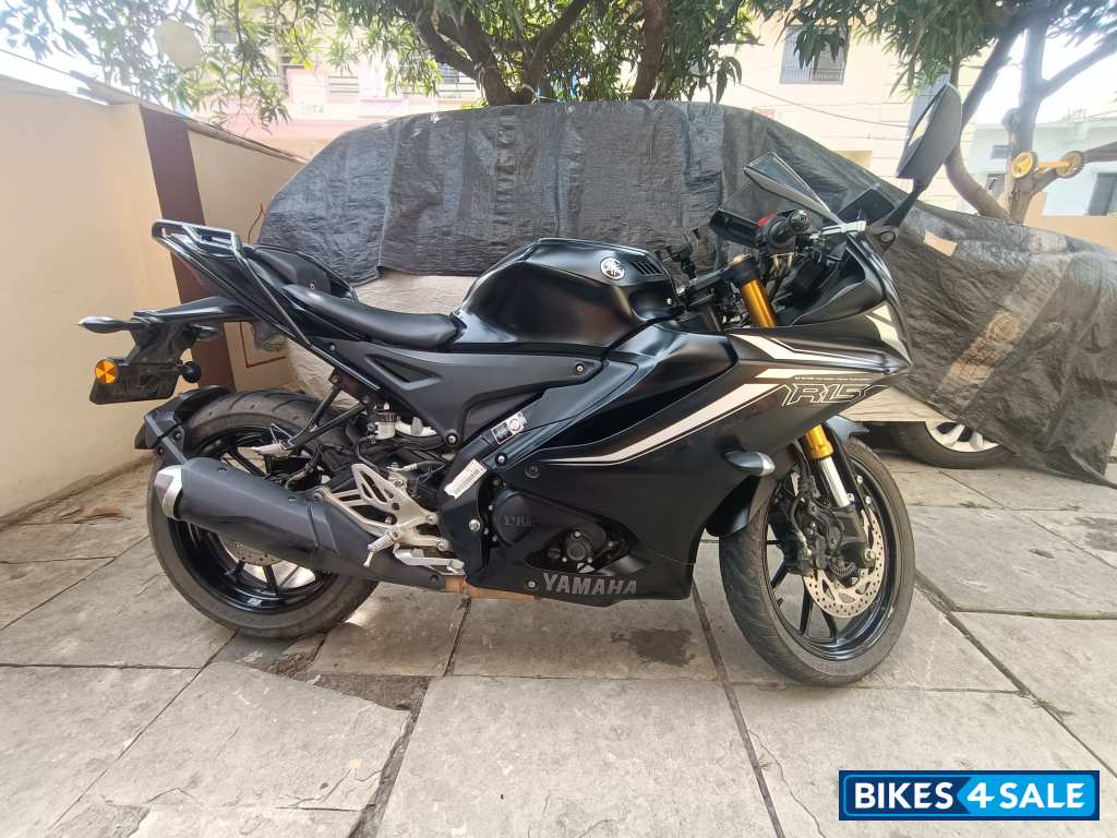 Black Yamaha R15 V4