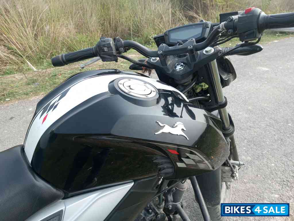 Black TVS Apache RTR 160 4V BS6