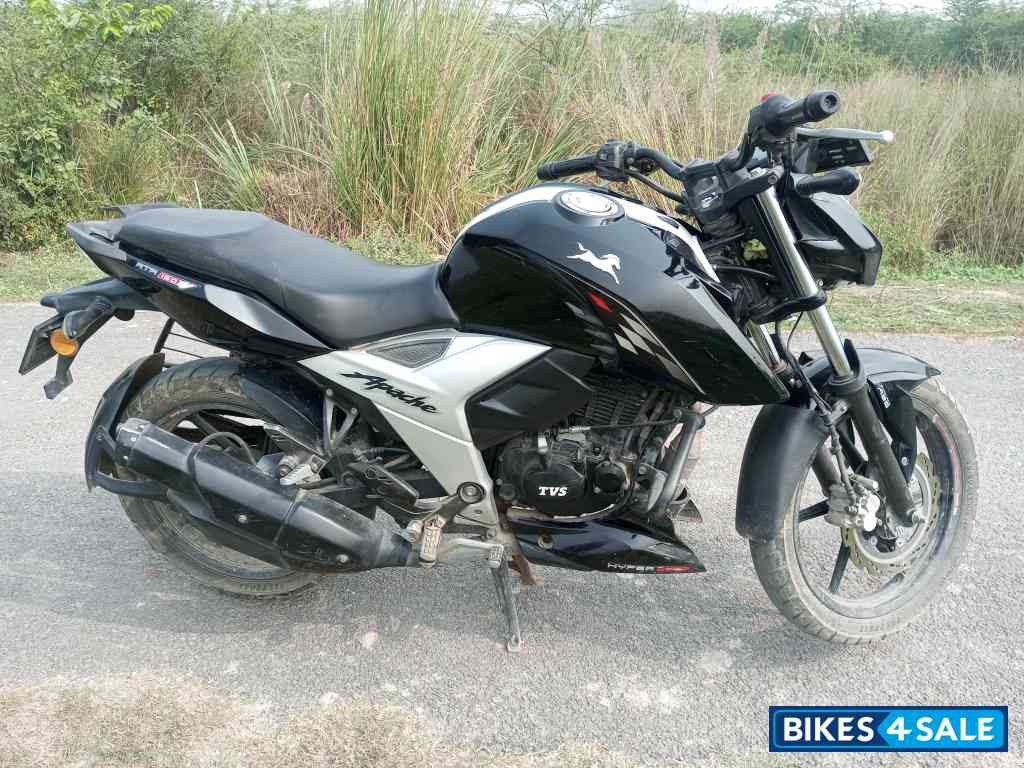 Black TVS Apache RTR 160 4V BS6