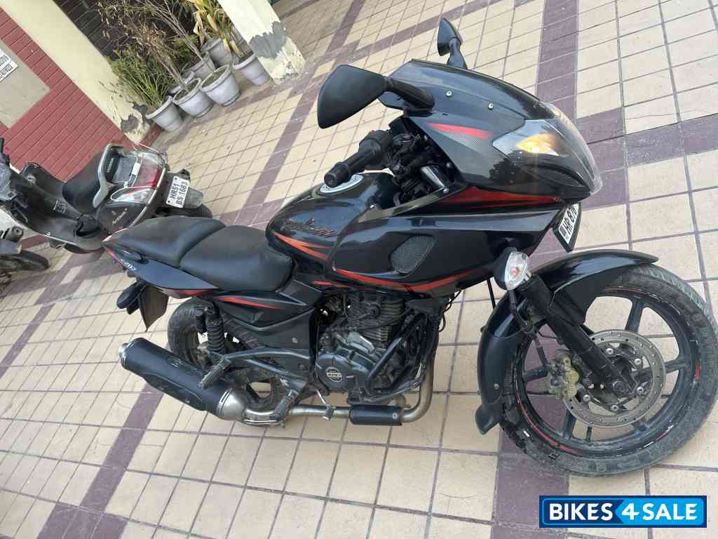 Bajaj Pulsar 220F