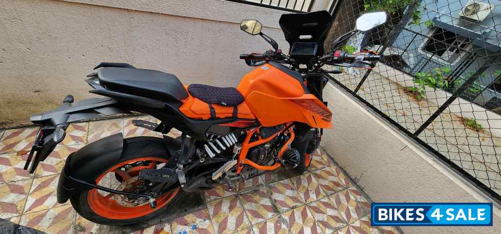 Orange KTM Duke 390 2024