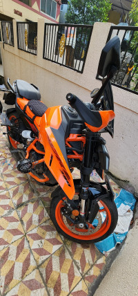 Orange KTM Duke 390 2024