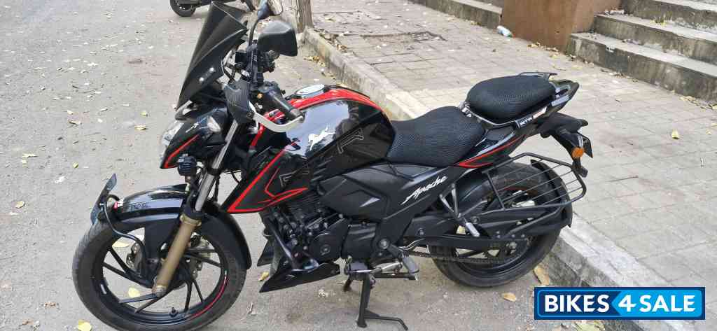 Black TVS Apache RTR 200 4V 2022