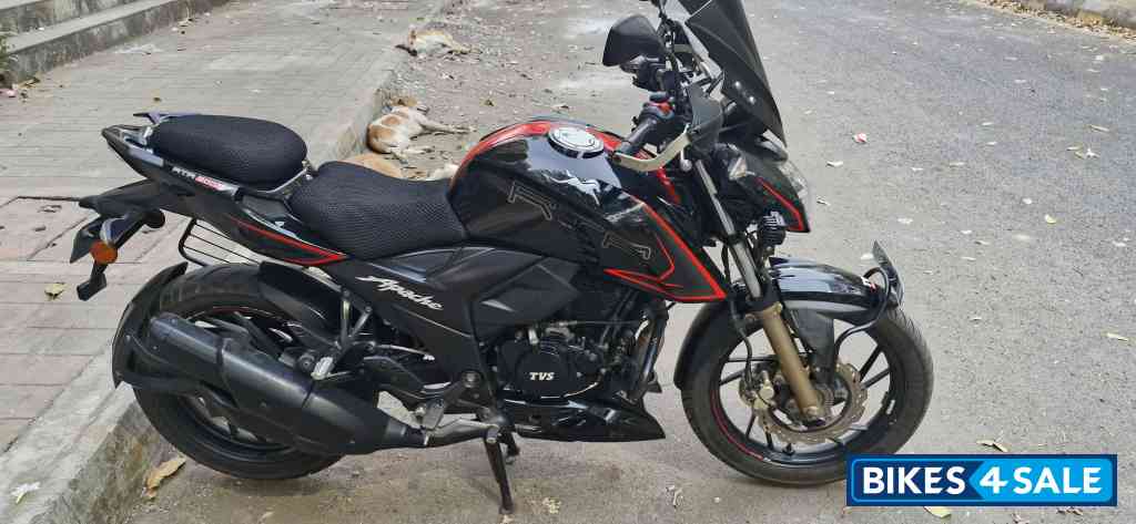 Black TVS Apache RTR 200 4V 2022