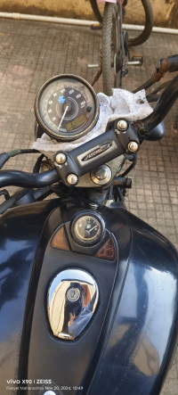 Black Bajaj Avenger Street 220