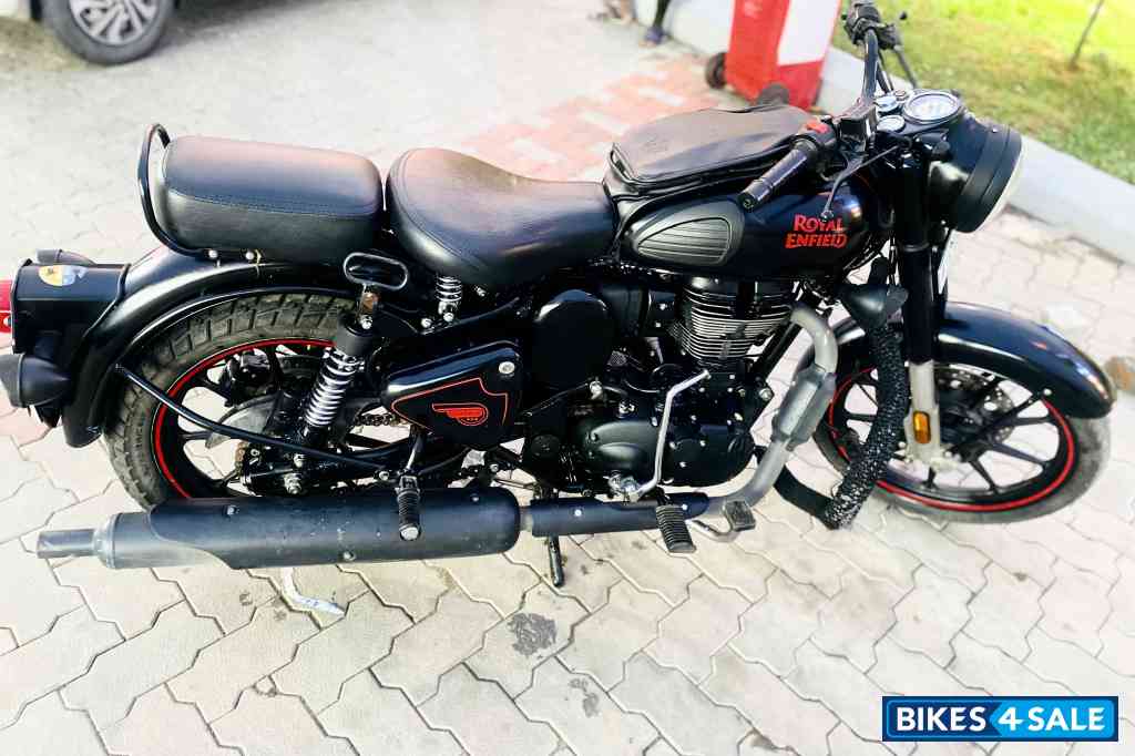 Stealth Black Royal Enfield Classic Stealth Black