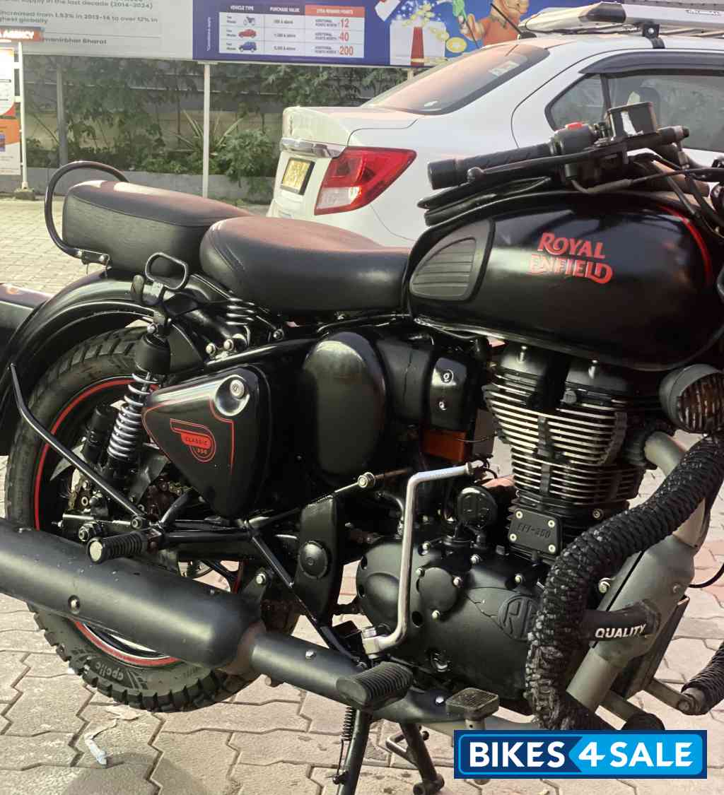 Stealth Black Royal Enfield Classic Stealth Black