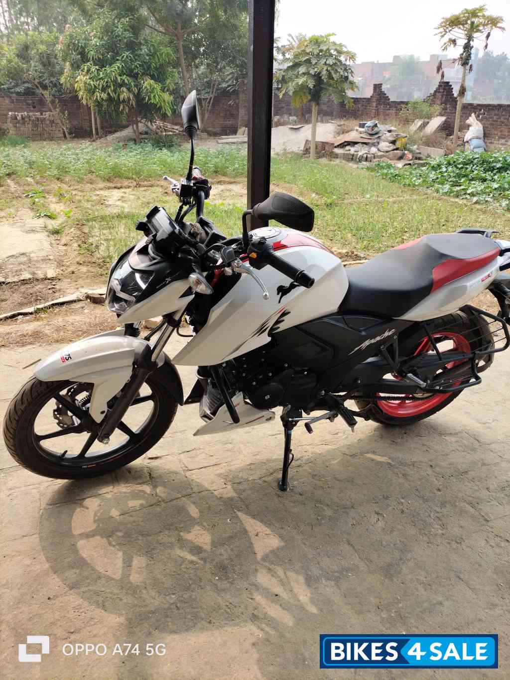 White TVS Apache RTR 160 4V Special Edition