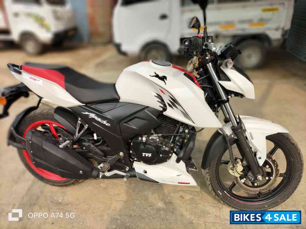 White TVS Apache RTR 160 4V Special Edition