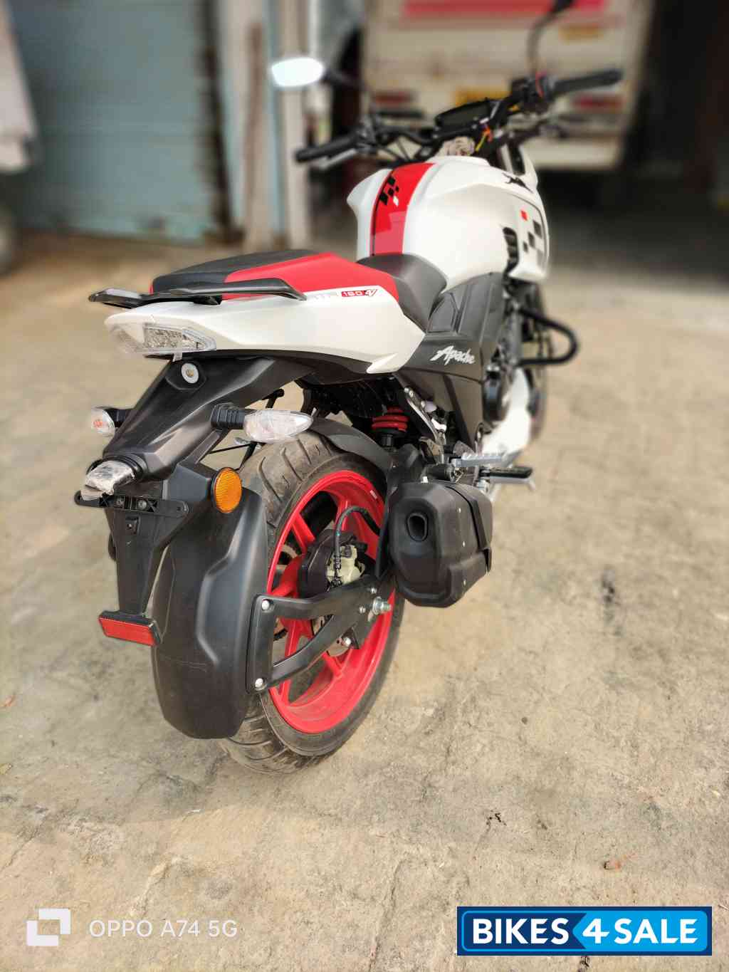 White TVS Apache RTR 160 4V Special Edition