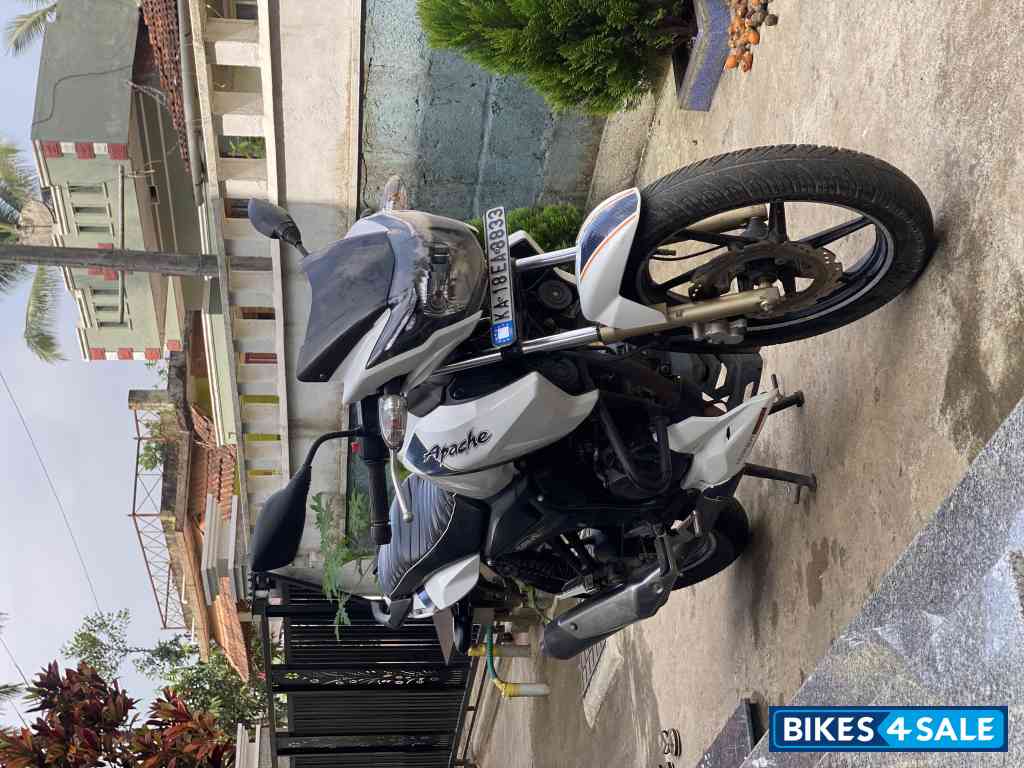 White TVS Apache RTR 160
