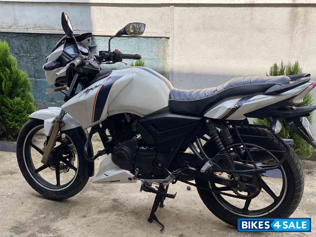 White TVS Apache RTR 160