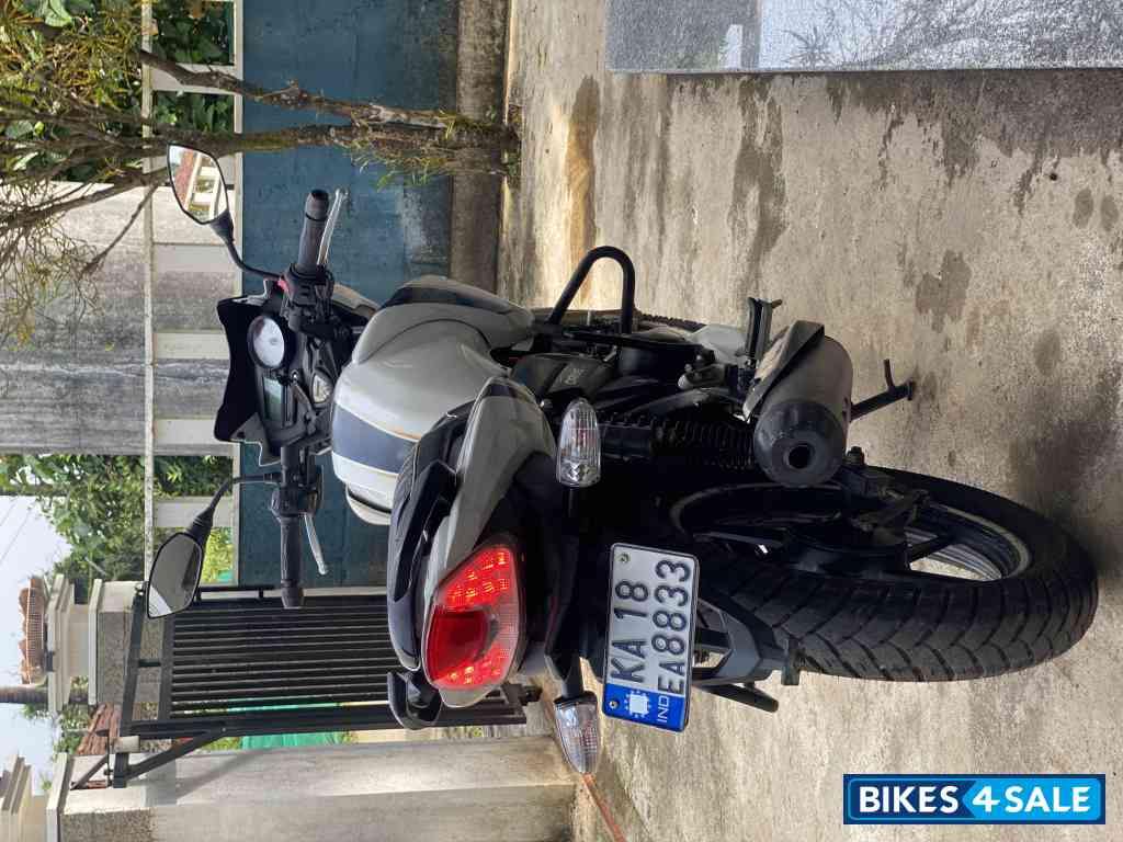 White TVS Apache RTR 160