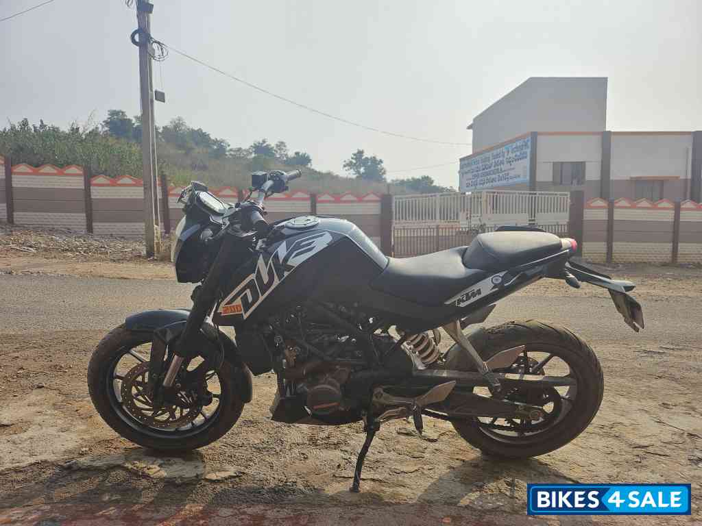 Black KTM Duke 200