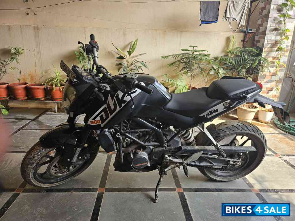 Black KTM Duke 200