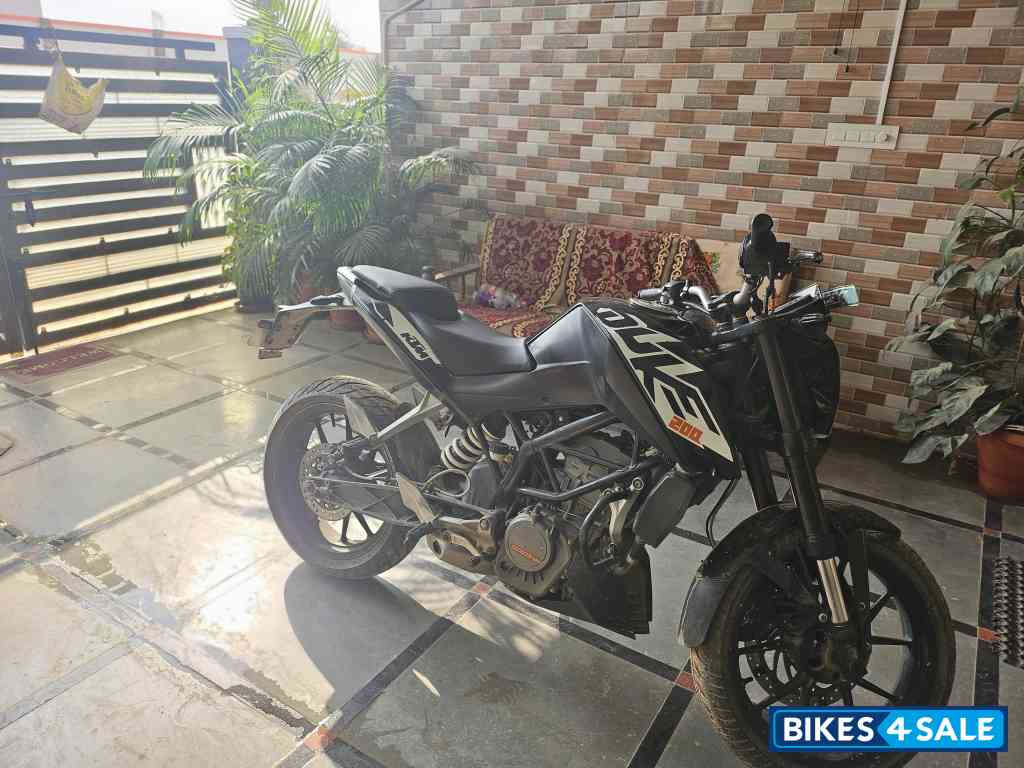 Black KTM Duke 200